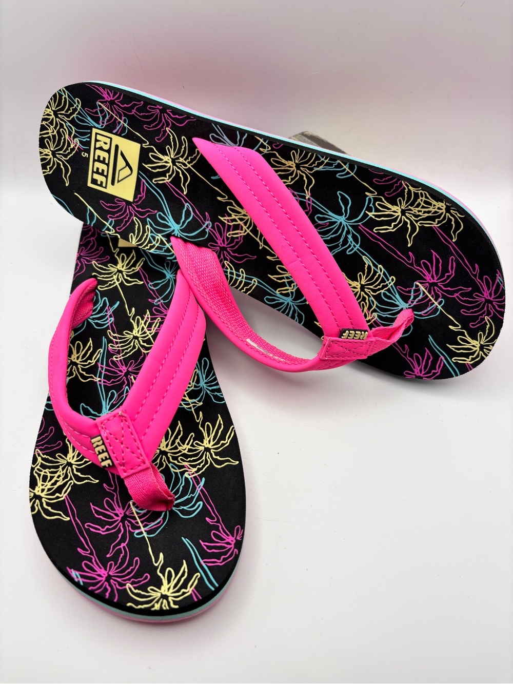 Reef Kids Ahi Flip Flops in Bright Pink